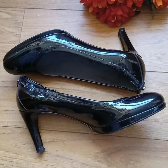 ⭐️ Host Pick ⭐️ Stuart Weitzman | Vintage Timeless Black Patent Pumps - Picture 3 of 15